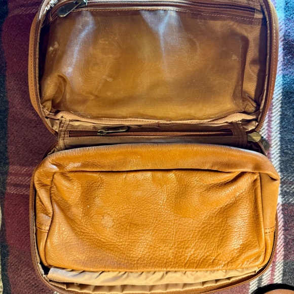 REDHEAD Men’s Soft Zip-around Caramel Colored Leather Toiletry Bag - Pre-owned - Picture 4 of 15